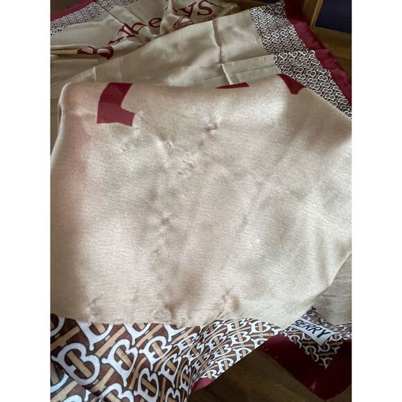 Burberry Scarf Shawl Wrap Stole Authentic BB Logo London Soie Silk 100% READ - Picture 10 of 16
